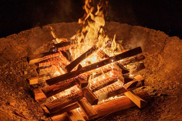 焚き火を楽しむための薪の組み方