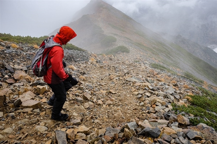 登山・トレッキングにレインウェアは必須！ 正しいウェアの選び方